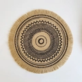Sottopiatto rotondo in juta naturale intrecciata con motivi neri e frange ai bordi - Nappa Naturale Mandala Nero Stile 3