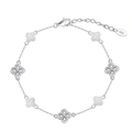 Makroaufnahme eines S925 Sterlingsilber Armbands mit weißen Kleeblatt-Motiven und Gliedern - Natürliche Muschel, S925 Sterlingsilber platiniert, 16,5+5 cm/6,5+2 Zoll, 2,6 g