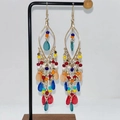 Détail de boucles d'oreilles bohèmes colorées avec perles multicouches et crochets dorés - Multicolore Profond