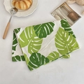 Détail macro du set de table en coton et lin avec motif monstera et texture tissée - Feuille de Marijuana Verte / 59*41cm