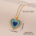 Detalle de un collar corazón de acero inoxidable dorado con esmalte azul y estrellas - 1# Azul