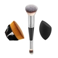 Detalle de brocha de maquillaje de doble punta y esponja negra sobre fondo blanco puro - Juego de Brocha para Base + Brocha para Corrector + Esponja