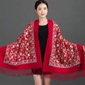Eleganter roter Kaschmirschal mit Ginkgo-Stickerei und Quasten an einem Model - 200*70cm / Ginkgo-Blatt-Stickerei-Jujuberot