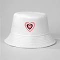 Dettaglio del cappello a secchiello in cotone bianco con motivo a cuori rosa multistrato - M (56-58cm) / Bianco