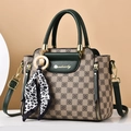 Bolso tote de mujer con patrón de damero marrón y beige, ribete verde oscuro y pañuelo - Estampado Caqui con Verde