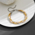 Dettaglio della collana a maglia piatta intrecciata in tre colori con chiusura a moschettone - Bracciale Tricolore (D302)