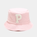 Dettaglio del cappello alla pescatora in spugna rosa con lettera P in peluche bianco - M (56-58cm) / Rosa