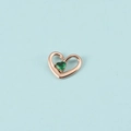 Détail du pendentif cœur en or rose avec une petite pierre de naissance verte facettée - Or Rose Mai