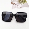 Gafas de sol cuadradas negras extragrandes con elegantes patillas de diseño calado - Negro y Gris