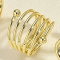 Dettaglio macro di anello a spirale dorato minimalista con finitura lucida - Anello a molla multistrato