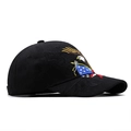 Primer plano del bordado de águila y bandera de EE. UU. en gorra de béisbol negra - Negro