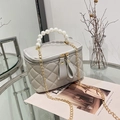 Elegante grijze gewatteerde emmertas met parelhandvat en gouden metalen schouderketting - Lichtgrijs