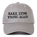 Dettaglio del ricamo nero Make Lying Wrong Again su un berretto di cotone grigio scuro - Grigio