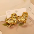 Goldene herzförmige Edelstahl-Ohrringe mit einer einzigartigen Knitteroptik-Textur - Gold Strukturiertes Herz (26)