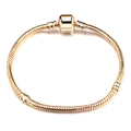 Detail eines 3mm goldenen Schlangenarmbands mit Zylinderverschluss auf weißem Grund - 17cm / Fassverschluss KC Gold