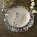 Elegant rond zilveren placemat met kantpatroon, keramisch bord en bestek op houten tafel - 33cm*33cm / Zilver