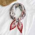 Foulard a pieghe in seta con stampa mappa vintage rosa e grigio annodato a fiocco - Motivo Mappa Bordo Rosso