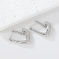 Macro di orecchini a cuore in argento con una superficie metallica lucida a specchio - Cuore Minimalista (1192 Acciaio)