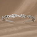 Dettaglio macro del cerchietto argento con strass e motivo a spiga per acconciature sposa - Argento