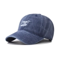 Detailansicht der dunkelblauen Baseballkappe aus Baumwolle mit weißem Stickereischriftzug - Verstellbar / Marineblau