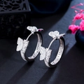 Elegantes pendientes de aro de plata con mariposas y diamantes de diseño minimalista - Oro Blanco