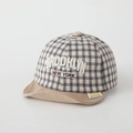 Detailansicht der karierten Baby-Kappe mit Brooklyn-Stickerei und weichem Baumwollstoff - Besticktes Brooklyn Blaues Gitter