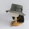 Dettaglio cappello parasole verde militare con tasca laterale e cordoncino regolabile - 54cm (3-8 anni) / Verde Militare