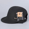 Visiera in paglia nera stile giapponese con placca dorata e silhouette elegante da baseball cap - M (56-58cm) / Nero