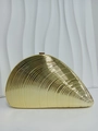 Bolso de noche dorado con forma de concha en acrílico y textura de ondas finas - Dorado