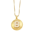 Collana con ciondolo a moneta dorata, lettera B con micro-cristalli e texture a raggi - Lettera B