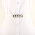 Smalle witte leren riem met zilveren ketting gesp op een wit shirt voor dames - Wit Met Zilveren Gesp