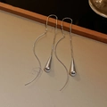 Pendientes de hilo plateados con borlas y elegante diseño geométrico de curva en S - Pendiente de Hilo con Borla de Gota de Agua / Plateado