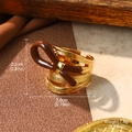 Detailansicht der goldfarbenen Schleife Ring mit Maßen auf seidigem Hintergrund - Ring mit brauner Schleife (1-4454A-4200)