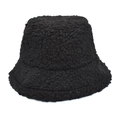 Nahaufnahme der dicken Lammwolltextur und des körnigen Plüschstoffs am schwarzen Fischerhut - M(56-58cm) / Schwarz