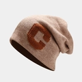 Detail van havermout gebreide muts met oranje chenille letter C patch en zachte textuur - M (56-58cm) / camel