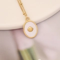 Detailaufnahme der goldenen ovalen Halskette mit weißem Muschel-Inlay und Muschelmotiv - Gold Oval Muschel Stil (1#)