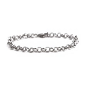 Macro-opname van een zilveren roestvrijstalen schakelarmband met karabijnsluiting en wit decor - Basis ketting / Staalkleur