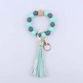Vue détaillée du bracelet en perles de silicone vert menthe avec perle en bois et gland - Vert