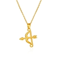 Detalle de un collar con colgante de flecha de Cupido en acero inoxidable bañado en oro - Dorado