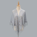 Scialle di pizzo grigio chiaro con motivi floreali traforati e frange su un manichino - 180cm / Grigio