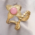 Anello a doppio strato dorato con fiore, gemma rosa e trama a micro-sfere - Rosa