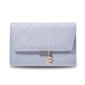 Gros plan du portefeuille en cuir PU bleu clair avec surpiqûres losanges et breloque feuille - Bleu gris