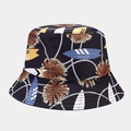 Detail eines schwarzen Anglerhutes mit tropischen Palmblättern und Aloha-Surfprints - Tropischer Surfdruck (P-3#)
