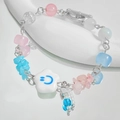 Encantadora pulsera de cuentas rosas y azules con un colgante de flor con cara sonriente - Pulsera de Flor con Cara Sonriente Color Dopamina (7250)