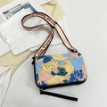 Détail de la trousse de maquillage étanche avec motif abstrait et sangle Love Forever - Graffiti Violet