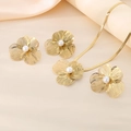 Elegante 18K vergulde sieradenset met opengewerkte bloembladen en witte parelaccenten - Driebladerige Holle Parel Stijl (KS220664-LX)