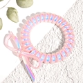 Gros plan d'un élastique spirale rose iridescent avec nœud décoratif sur fond blanc - Rose foncé