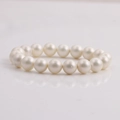 Bracciale di perle minimalista da donna con perle tonde bianco crema su fondo bianco - Bianco