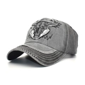 Dettaglio del ricamo teschio di toro su cappellino in cotone lavato con visiera logora - M (56-58cm) / Grigio