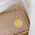 Primer plano del collar con colgante de retrato dorado con borde de circonitas y cadena 45cm - Estilo Redondo Virgen María (H344) / Dorado
